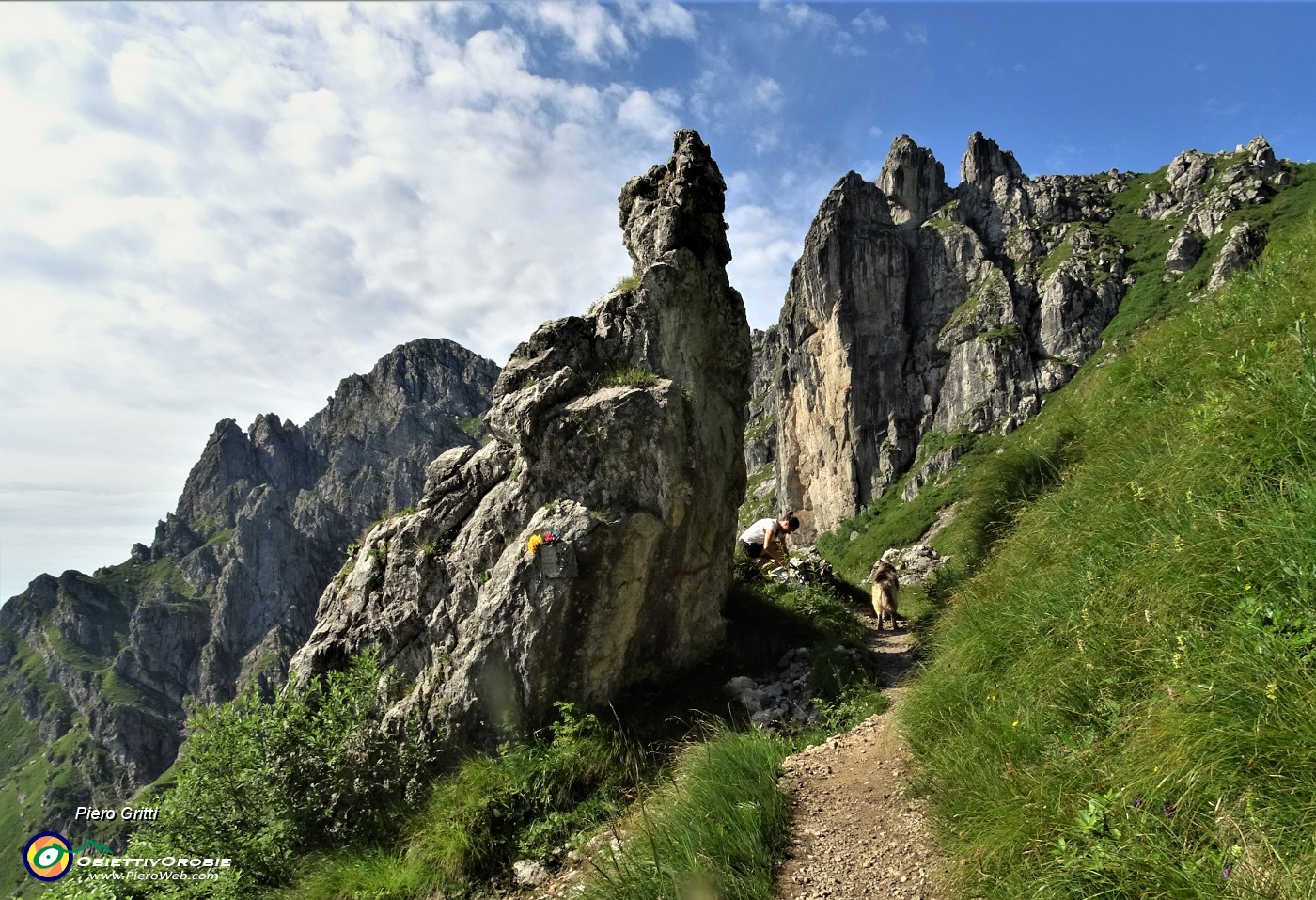 22 Alta guglia di roccia con vista sui torrioni d'Alben.JPG